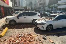 Carros danificados no Panamá após sismo de magnitude 6.6
