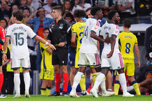 Vinícius Júnior puxa cabelo a adversário do Villarreal e é expulso do jogo
