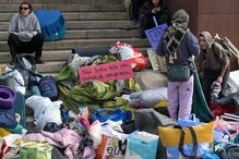 Manifestantes concentrados na Praça D. João I onde protestam pelo direito à habitação e aumento do custo de vida 