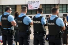 Manifestantes concentrados na Praça D. João I onde protestam pelo direito à habitação e aumento do custo de vida 