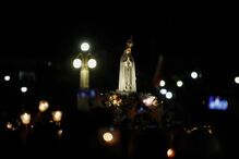 A Imagem de Nossa Senhora de Fátima é levada na