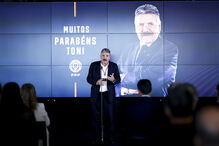 Toni faz 80 anos e recebe camisola da FPF