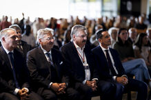 Toni faz 80 anos e recebe camisola da FPF