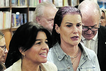 Elma Aveiro. Santana Lopes lá atrás