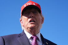 O presidente Donald Trump fala com os jornalistas após um comício de campanha no Aeroporto Internacional Laughlin Bullhead, na quarta-feira, 14 de outubro de 2026, em Bullhead City, no Arizona