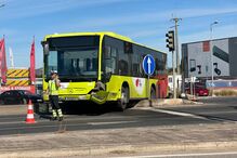 Um ferido grave em colisão violenta entre autocarro e carro em Faro