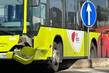 Um ferido grave em colisão violenta entre autocarro e carro em Faro