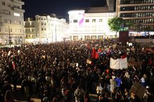 Praça D. João I volta a ser palco de tensão: Centenas reúnem-se em protestos pela habitação