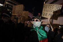 Praça D. João I volta a ser palco de tensão: Centenas reúnem-se em protestos pela habitação