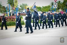 Agentes da polícia desfilam com bandeira