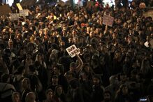Manifestantes na Praça D. João I 