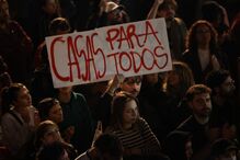 Manifestantes votam pela permanência e pernoita na Praça D. João I 