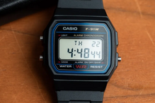 Relógio Casio F-91W com hora 4:48 e data 22