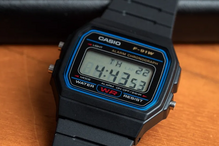Relógio Casio F-91W com cronógrafo e resistência à água