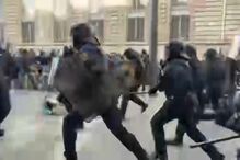 O momento em que polícia de choque avança contra manifestantes em Paris