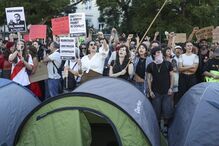 e em solidariedade com a Acampada do Porto, na Praça