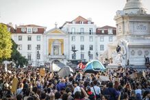 e em solidariedade com a Acampada do Porto, na Praça