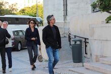 Joaquim Letria no velório, acompanhado por outras pessoas