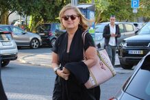 Mulher de preto com mala rosa no velório de Joaquim Letria