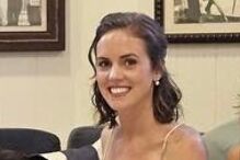 Noiva e damas de honor posam com flores, um cão e quadros nas paredes