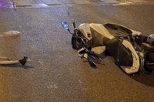 Condutor foge de acidente com moto mas deixa matrícula no asfalto 