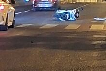 Moto cai na estrada após colisão com carro, condutor foge