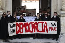 Estudantes da Universidade de Coimbra durante a manifestação contra a