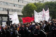 Milhares concentram-se em Paris após tribunal levantar proibição de protestos