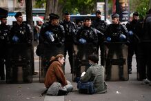 Milhares concentram-se em Paris após tribunal levantar proibição de protestos