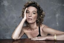 A cantora posa para a foto
