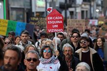 Manifestantes protestam com cartaz 