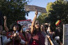 Mulheres protestam com cartazes 