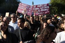 Manifestantes protestam com cartazes sobre Montenegro e casas da Barbie