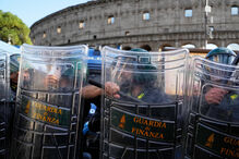 Milhares de pessoas manifestaram-se nas principais cidades italianas contra custo de vida
