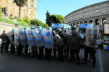 Na capital italiana, protestou-se contra o rearmamento e o envolvimento da Itália em conflitos. Um forte dispositivo policial esteve atento às movimentações