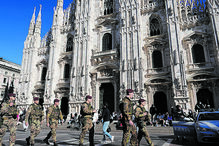 A tropa de elite do exército italiano, destacada pela primeira-ministra Giorgia Meloni, patrulhou várias zonas da cidade da Milão, como a área em torno da catedral