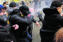 Bruxelas: Confrontos na capital belga entre grupos antifascistas e a polícia. Protestavam contra as reformas do governo