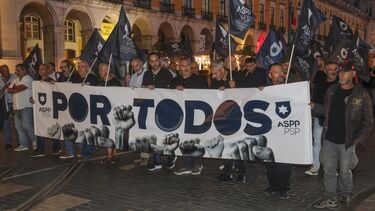 Uma centena de polícias protesta em Lisboa contra "jogo do empurra" nas negociações com Governo