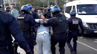 Polícia detém manifestantes em Paris durante protestos estudantis