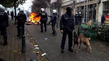 Incêndios e pedras arremessadas contra a polícia: violência marca protestos na Bélgica 
