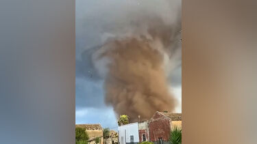 Imagens mostram dois tornados que atravessaram cidade na Sicília deixando rasto de destruição 