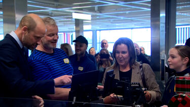 William e Kate 'põem mãos à obra' atrás de caixa registadora do IKEA durante visita à loja em Belfast 