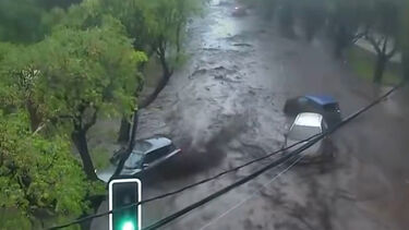 Imagens mostram carros arrastados pelas fortes chuvas no Chile