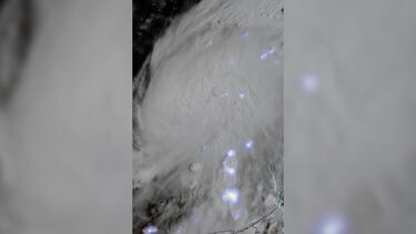 Imagens mostram relâmpagos dentro do furacão Isaías que atingiu categoria 3