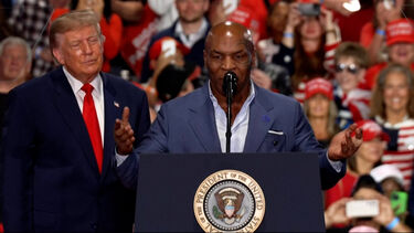 Donald Trump chama Mike Tyson ao palco durante comício em Nova Iorque