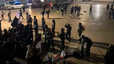As imagens dos confrontos desta noite entre a PSP e os manifestantes na Praça D. João I 