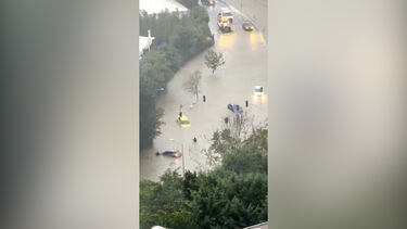 Imagens mostram estradas inundadas e carros submersos após chuva intensa em Istambul 