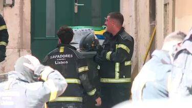 Bombeiro ferido durante combate a incêndio em hotel em obras na zona de Alfama