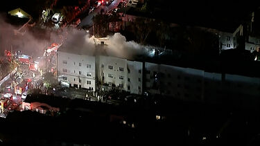 Incêndio em Los Angeles obriga à evacuação de edifício habitacional 