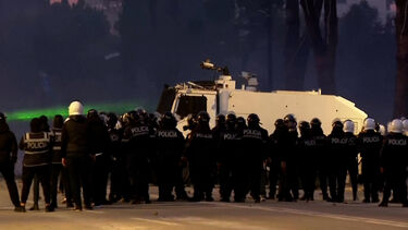 Polícia dispersa manifestantes com recurso a gás lacrimogéneo e canhões de água na Albânia 
